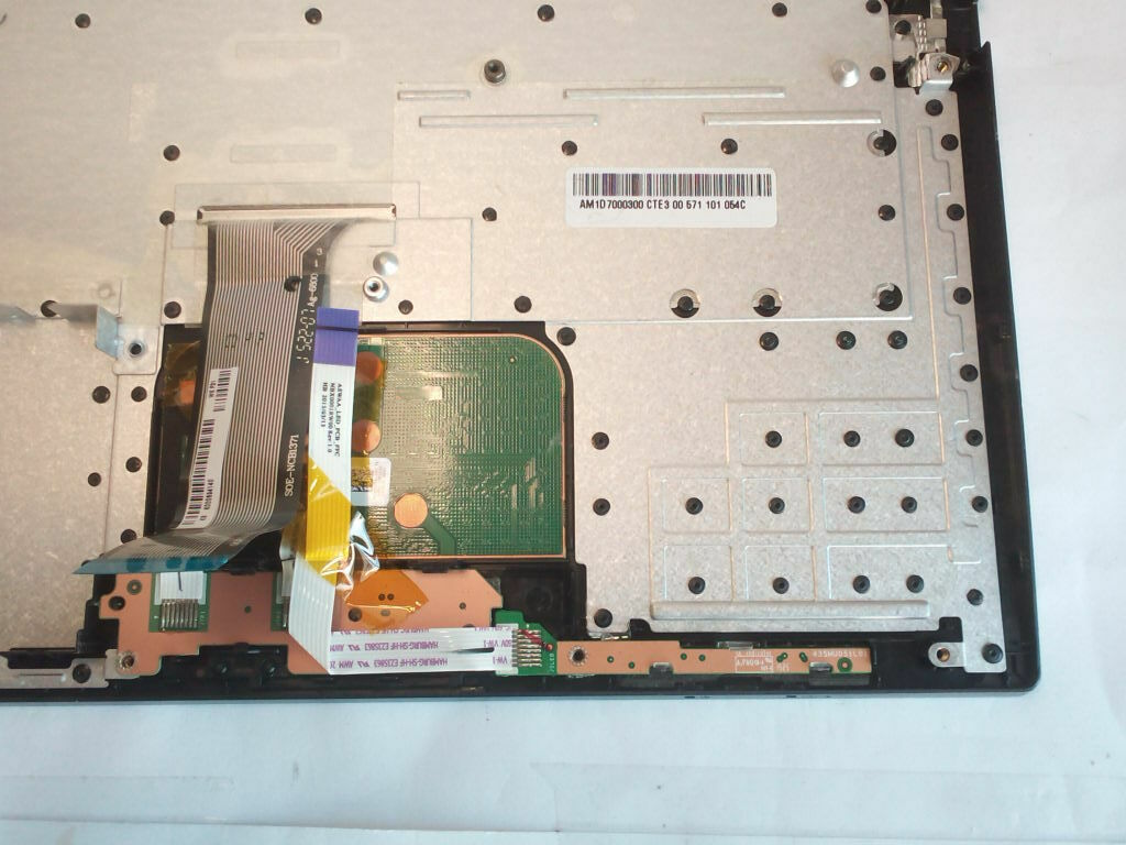 TOSHIBA SATELLITE C40-C 14.1" Palmrest / Keyboard UK Touchpad / AM1D700300