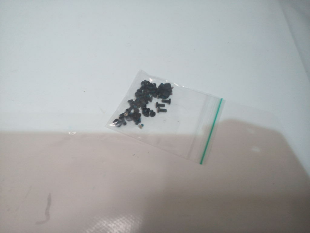 Acer Extensa 5620 15.4" Complete Full Set Of Screws & Rubber Screen Covers