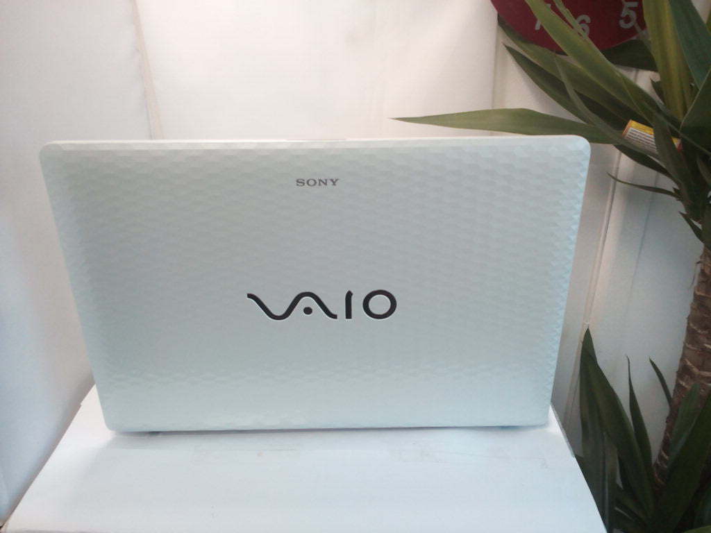 Sony Vaio VPCEH 15.6" i5-2450M 2.50GHz 4GB 640GB Webcam HDMI Laptop