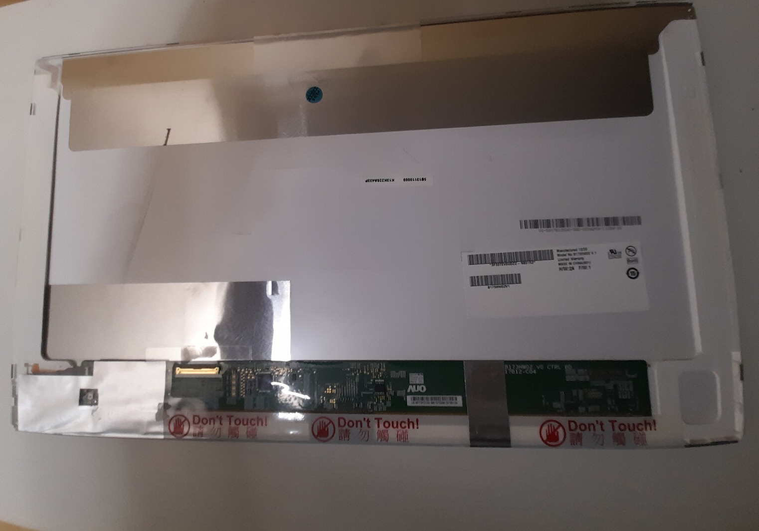 Laptop 17.3" LED Screen 40-pin Connector Close-up